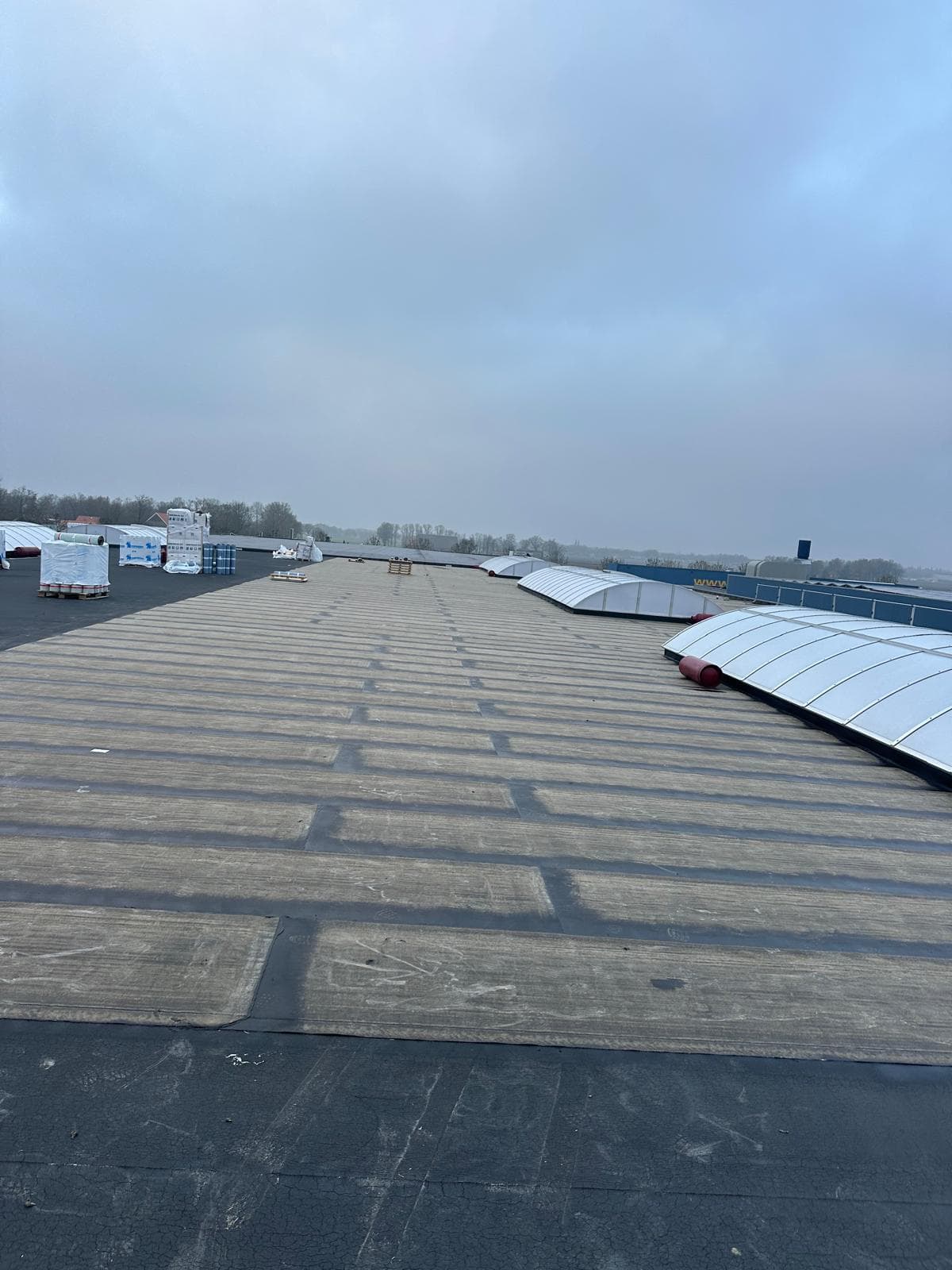 Groot commercieel dak renovatie